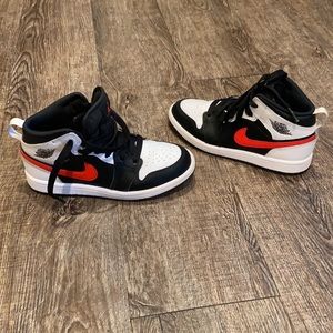 AIR JORDAN 1 MID 'CHILE RED' Size 13C Boys